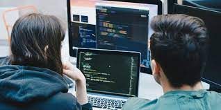 60% dintre angajații români vizează reconversia profesională în IT în 2025